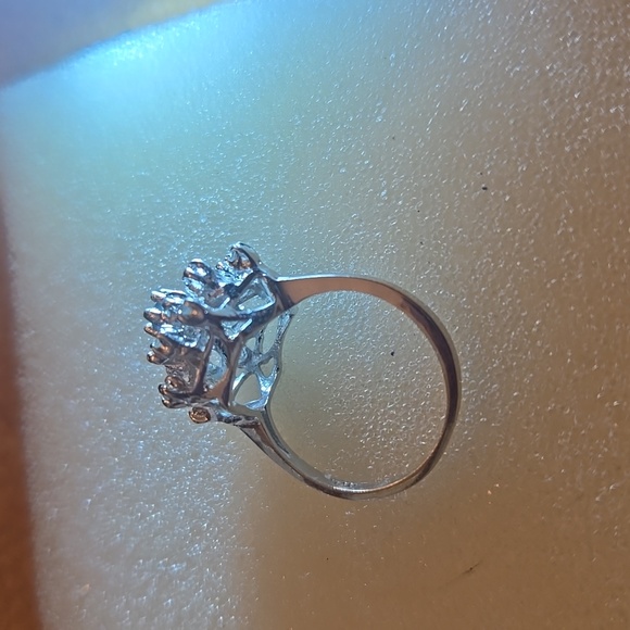 14KT Whitegold ring set with 18 small diamonds and 1 center sapphire Sz6 - Picture 4 of 5